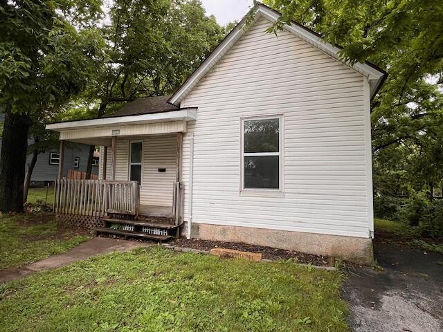 2033 N Grant Ave, Springfield, MO 65803 - bungalow-style home with covered porch and a front yard