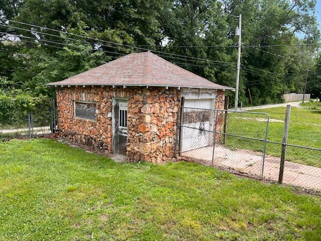 935 W Brower St, Springfield, MO 65802 - view of outbuilding with driveway
