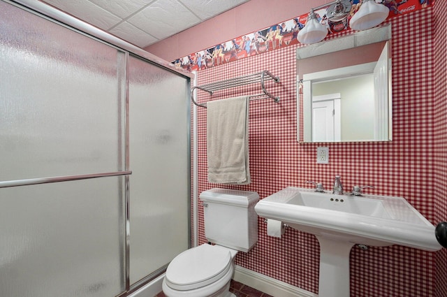 401 E Glendale St, Aurora, MO 65605 - bathroom featuring toilet, a shower stall, tile patterned floors, and a sink
