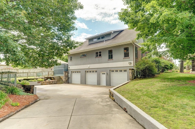 401 E Glendale St, Aurora, MO 65605 - view of side of home featuring a garage, stucco siding, and driveway