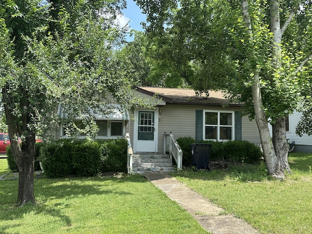 830 N Utah St, West Plains, MO 65775 - view of front of property featuring a front lawn and entry steps
