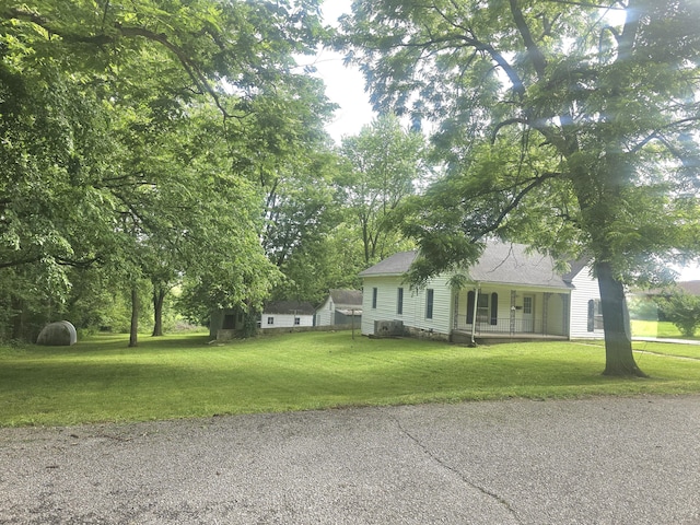 221 Boisseau St, Greenfield, MO 65661 - view of front of property featuring a front yard, a porch, and a shingled roof