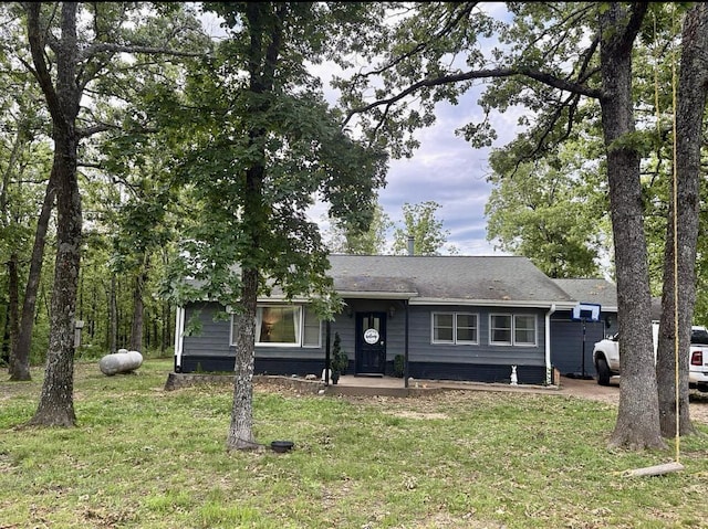 21371 Howell Rd, Mountain View, MO 65548 - view of front of home featuring a front yard and a shingled roof