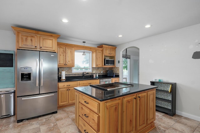 4402 Quail Run Rd, Ozark, MO 65721 - kitchen featuring stainless steel appliances, a sink, tasteful backsplash, arched walkways, and a center island