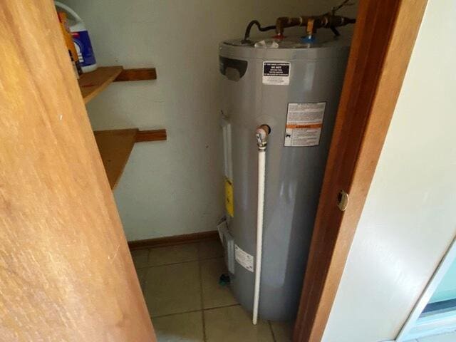 1208 Oak Ridge Dr, Aurora, MO 65605 - utilities featuring electric water heater