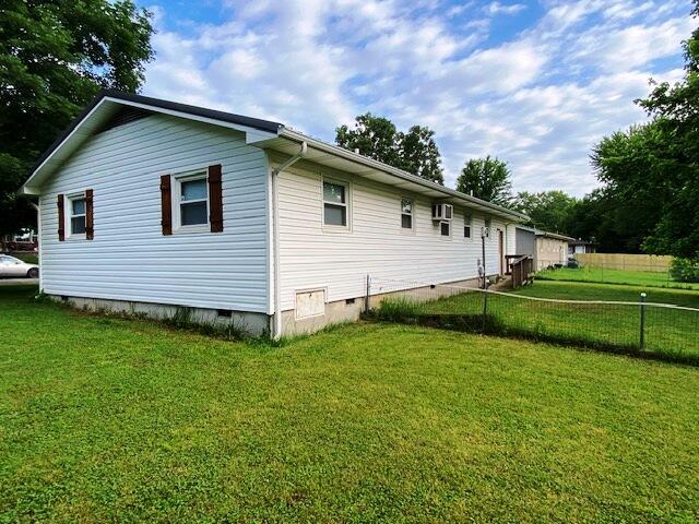 1208 Oak Ridge Dr, Aurora, MO 65605 - view of side of property featuring crawl space