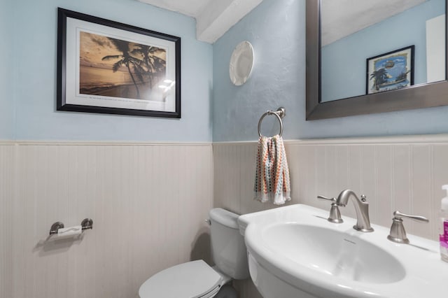 5527 S Honeysuckle Ln, Battlefield, MO 65619 - half bathroom featuring a sink, wainscoting, and toilet