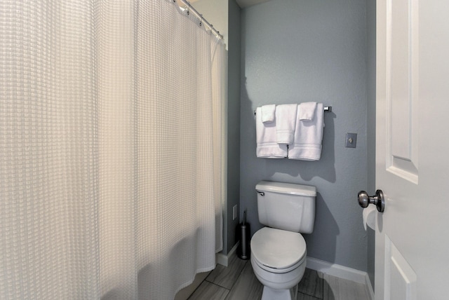 280 Wimbledon Dr Unit 9, Branson, MO 65616 - full bath featuring baseboards, toilet, and shower / bath combo