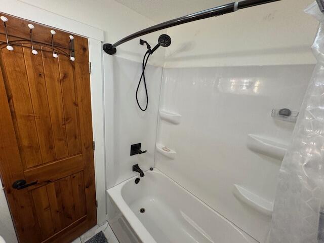 83 Dawn Cir, Galena, MO 65656 - full bathroom featuring shower / tub combo with curtain
