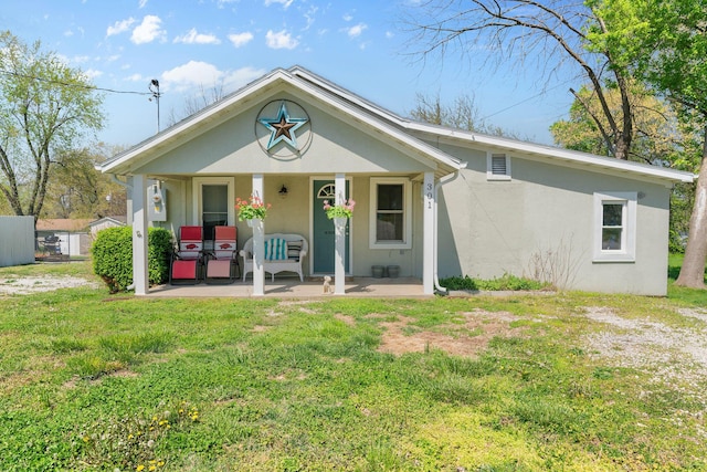 301 W Ramsey St, Buffalo, MO 65622 - bungalow featuring stucco siding, a front yard, and a porch