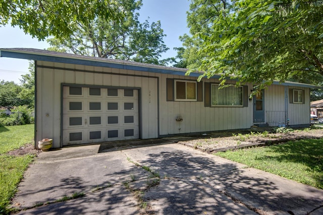 2812 W Lombard St, Springfield, MO 65802 - view of front of property featuring driveway and an attached garage
