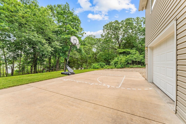 159 Oak Tree Point Ln, Shell Knob, MO 65747 - view of basketball court featuring a lawn, view of wooded area, and basketball court