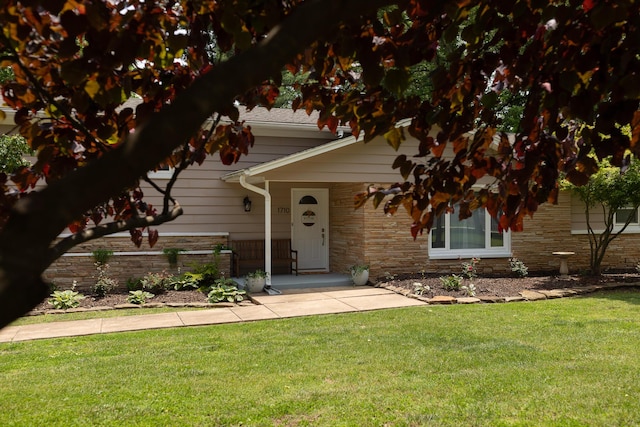 1710 S Ranch Dr, Springfield, MO 65809 - view of front facade featuring stone siding and a front yard