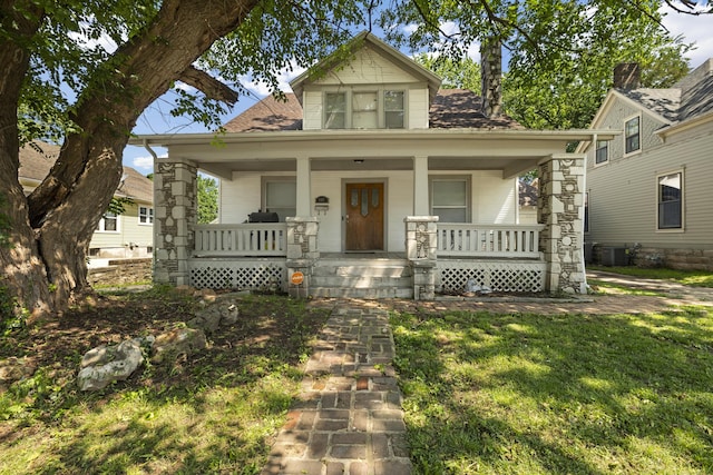 817 W Walnut St, Springfield, MO 65806 - bungalow with covered porch and a front lawn