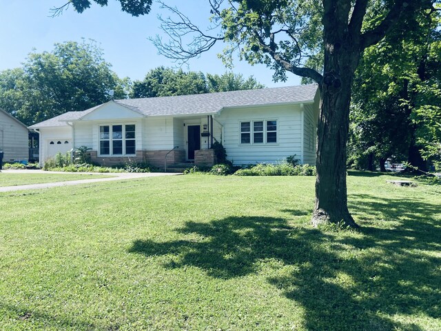 513 Meng St, Greenfield, MO 65661 - single story home featuring a front lawn and a garage