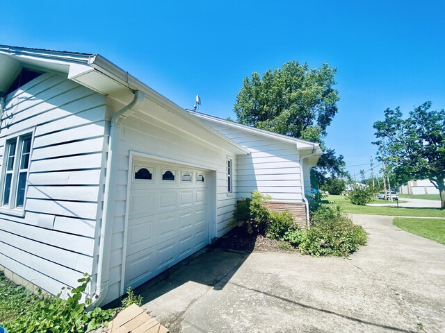 513 Meng St, Greenfield, MO 65661 - garage featuring asphalt driveway
