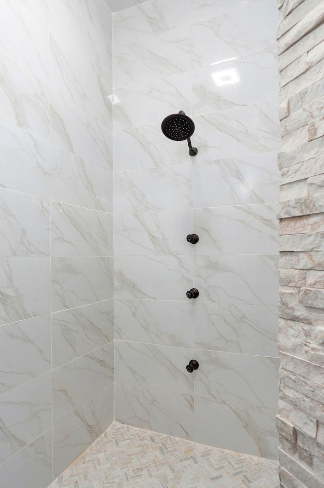 7607 N Angler Ln, Strafford, MO 65757 - full bath with tiled shower