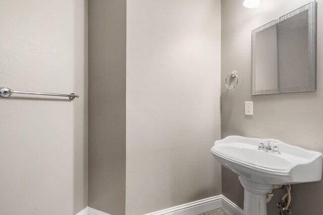 2504 W Fox Fire Ct, Nixa, MO 65714 - bathroom with baseboards