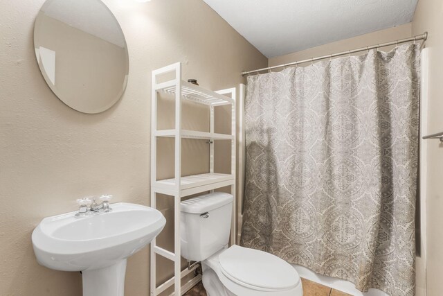 2504 W Fox Fire Ct, Nixa, MO 65714 - full bath featuring toilet and a shower with curtain