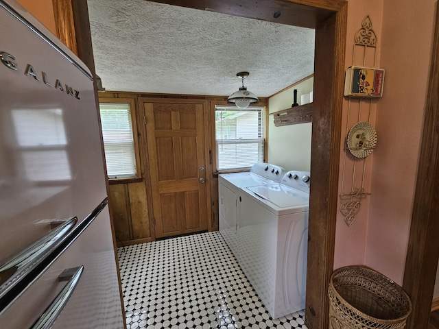 312 W Locust St, Aurora, MO 65605 - laundry area with independent washer and dryer and a textured ceiling