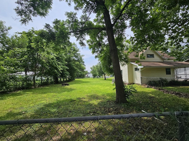 312 W Locust St, Aurora, MO 65605 - view of yard