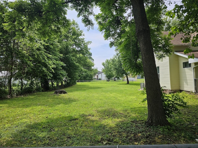 312 W Locust St, Aurora, MO 65605 - view of grassy yard