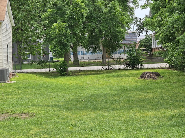 312 W Locust St, Aurora, MO 65605 - view of yard