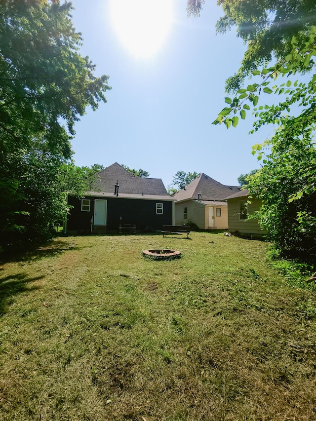 1305 N Main Ave, Springfield, MO 65802 - view of green lawn with an outdoor fire pit