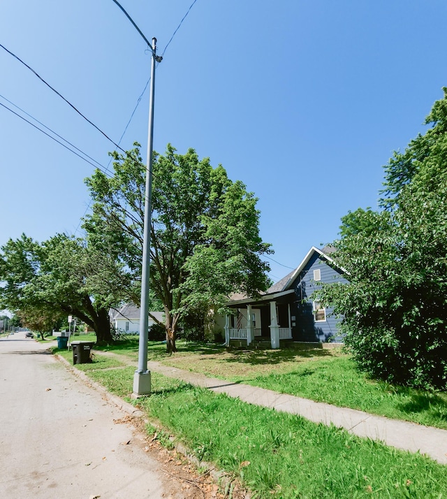 1305 N Main Ave, Springfield, MO 65802 - view of front of house with a front yard
