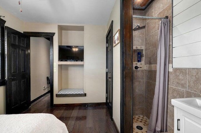 31 Mulberry Ln, Buffalo, MO 65622 - full bath featuring wood finished floors, tiled shower, and vanity