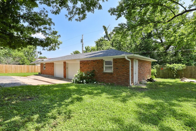 424 W Olive St, Bolivar, MO 65613 - single story home featuring a garage, brick siding, and driveway