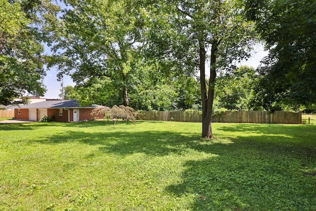 424 W Olive St, Bolivar, MO 65613 - view of yard featuring an attached garage