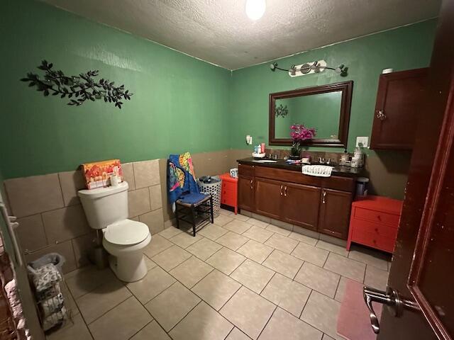 3200 Driftwood Rd, Merriam Woods, MO 65740 - bathroom featuring a textured ceiling, vanity, and tile patterned floors
