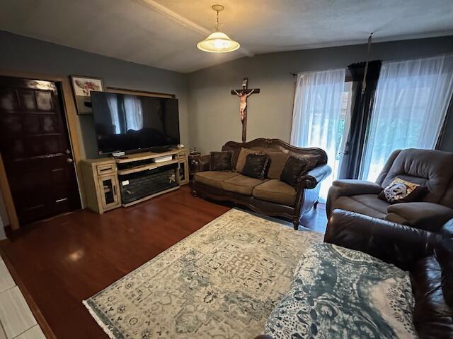 3200 Driftwood Rd, Merriam Woods, MO 65740 - living room with vaulted ceiling and wood finished floors