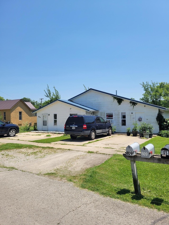 809 Elm Ave, Ava, MO 65608 - view of front facade with a front yard and driveway
