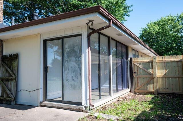 2812 W Maplewood St, Springfield, MO 65807 - view of side of property with a sunroom and a gate