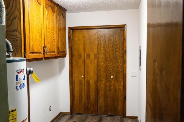 2812 W Maplewood St, Springfield, MO 65807 - laundry area featuring gas water heater, dark wood finished floors, and a textured ceiling