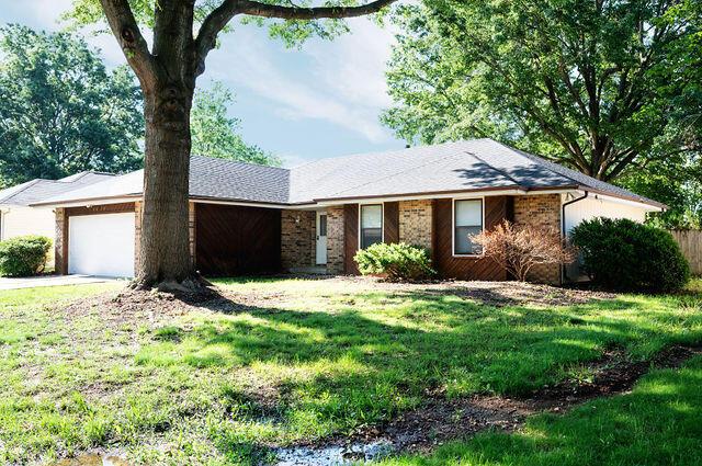 2812 W Maplewood St, Springfield, MO 65807 - single story home with an attached garage, a front yard, and driveway