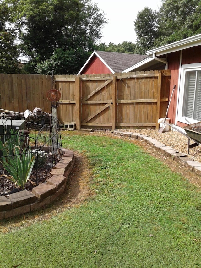 701 Spears Ave, Crane, MO 65633 - view of yard