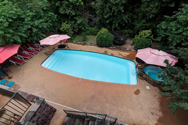 1108 N 18th Ave, Ozark, MO 65721 - view of swimming pool with a patio area and a pool with connected hot tub