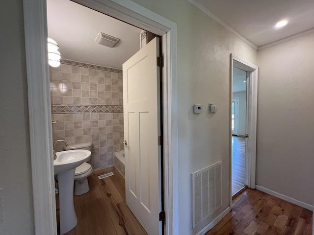 2191 County Road 2790, Mountain View, MO 65548 - bathroom with wood finished floors, tile walls, and ornamental molding