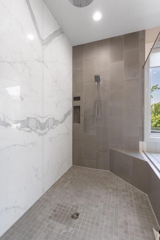 5817 E Summit View Dr, Springfield, MO 65809 - full bath featuring tiled shower and recessed lighting