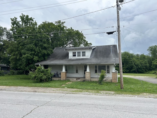201 W Pennington Ave, Ava, MO 65608 - view of front of house featuring a porch and a front lawn