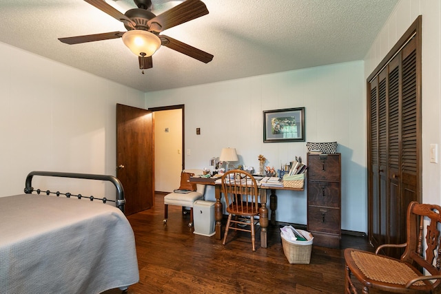 2620 Big Timber Rd, Marshfield, MO 65706 - bedroom featuring wood finished floors, a textured ceiling, a closet, a desk, and ceiling fan