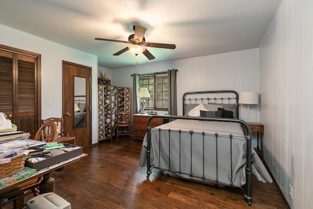 2620 Big Timber Rd, Marshfield, MO 65706 - bedroom with dark wood-style flooring, a textured ceiling, and ceiling fan