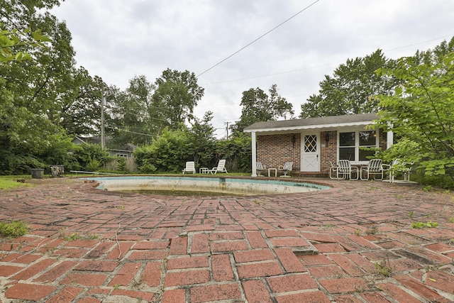 610 W Summit St, Bolivar, MO 65613 - view of swimming pool with an outdoor structure, an empty pool, a patio area, and a storage structure