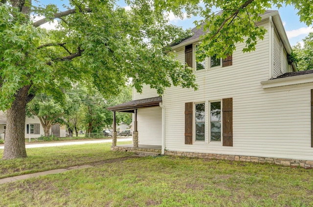 902 S Hickory St, Mount Vernon, MO 65712 - view of side of property featuring a lawn and roof with shingles
