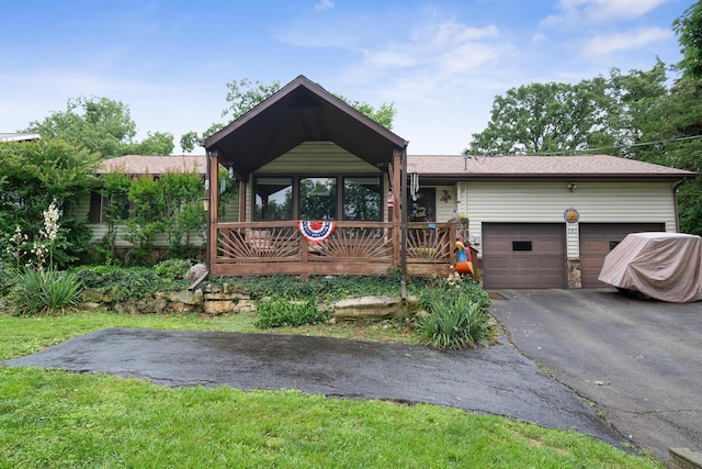 781 Santana Cir, Reeds Spring, MO 65737 - single story home featuring asphalt driveway, a garage, and a porch