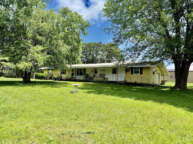 1128 E Crest Dr, Houston, MO 65483 - ranch-style home with a front lawn