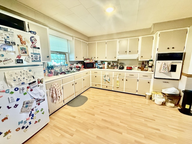 1128 E Crest Dr, Houston, MO 65483 - kitchen with white appliances, light wood-style flooring, light countertops, and recessed lighting